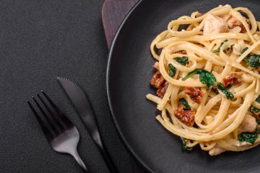 Ispanaklı, güneşte kurutulmuş domatesli, peynirli, soğanlı, baharatlı ve çimento kaplı lezzetli bir makarna.