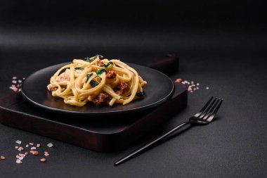 Ispanaklı, güneşte kurutulmuş domatesli, peynirli, soğanlı, baharatlı ve çimento kaplı lezzetli bir makarna.