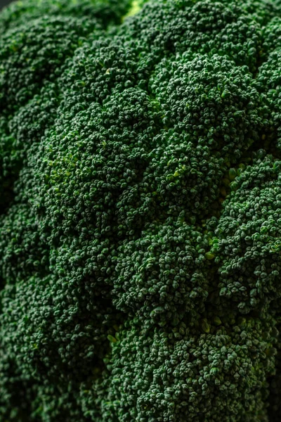 Siyah Mutfak Masasında Çiğ Brokoli Vejetaryen Yemeği Pişirmek — Stok fotoğraf