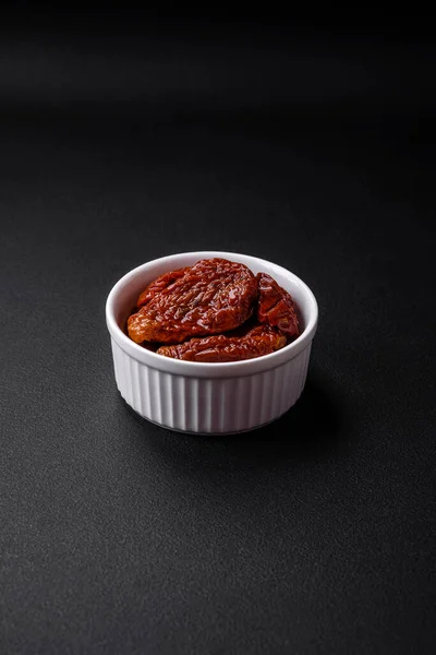 어두운 도기에 기름에 맛있게 토마토 — 스톡 사진