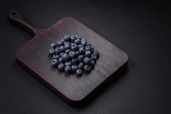 Köstliche Frische Blaubeeren Auf Einem Texturierten Schwarzen Betongrund Ernte Saisonaler — Stockfoto