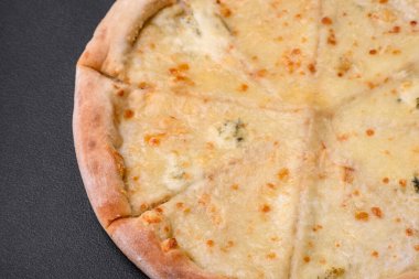 Lezzetli taze pizza. Siyah beton arka planda dört peynir.