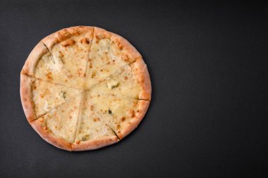 Lezzetli taze pizza. Siyah beton arka planda dört peynir.