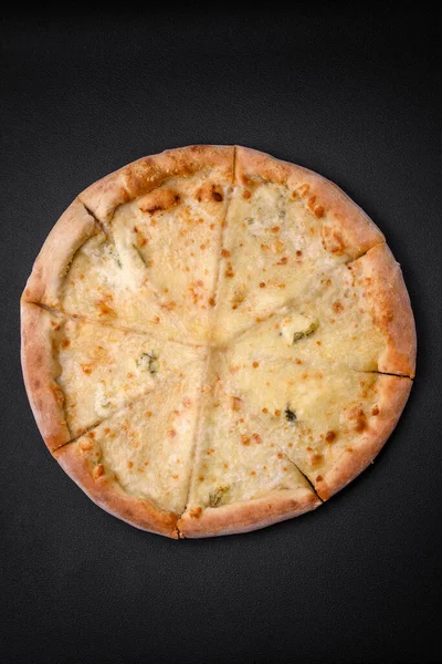 Läcker Färsk Varm Pizza Fyra Ostar Svart Betong Bakgrund — Stockfoto