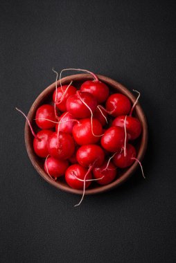 Koyu beton arka planda sağlıklı salata yapmak için lezzetli taze kırmızı turp.