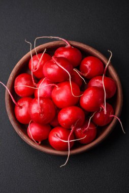 Koyu beton arka planda sağlıklı salata yapmak için lezzetli taze kırmızı turp.