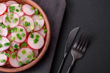 Dilimlenmiş taze salata? Turplar yeşil soğan, tuz ve zeytinyağı ile koyu beton arka planda.