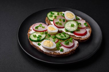 Lezzetli sandviç ya da krem peynirli turp ve koyu betondan yapılmış yeşil soğanlı bruschetta.