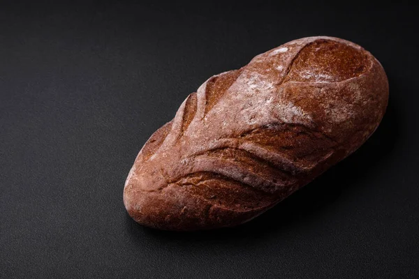 Вкусный Свежий Хрустящий Коричневый Хлеб Зерновыми Специями Темном Бетонном Фоне — стоковое фото
