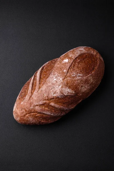 Смачний Свіжий Хрусткий Коричневий Хліб Зернами Спеціями Темному Бетонному Фоні — стокове фото