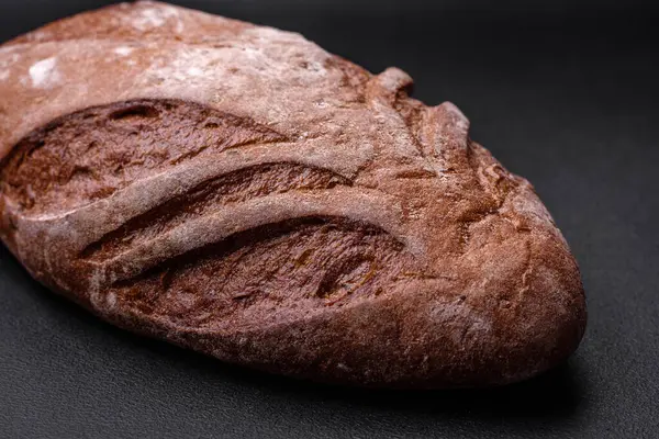 Pyszne Świeże Chrupiące Brązowy Chleb Ziaren Zbóż Przypraw Ciemnym Tle — Zdjęcie stockowe