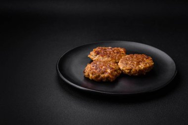 Lezzetli taze kıymalı balık pirzolası. Esmer arka planda baharatlar ve otlarla birlikte.