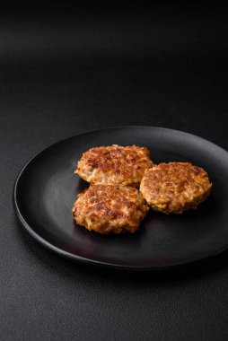 Lezzetli taze kıymalı balık pirzolası. Esmer arka planda baharatlar ve otlarla birlikte.