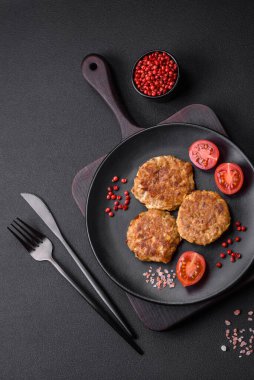 Lezzetli taze kıymalı balık pirzolası. Esmer arka planda baharatlar ve otlarla birlikte.