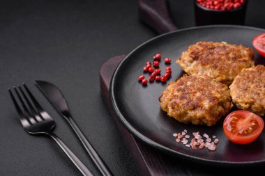 Lezzetli taze kıymalı balık pirzolası. Esmer arka planda baharatlar ve otlarla birlikte.