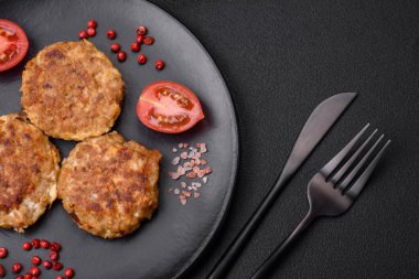 Lezzetli taze kıymalı balık pirzolası. Esmer arka planda baharatlar ve otlarla birlikte.