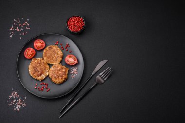 Lezzetli taze kıymalı balık pirzolası. Esmer arka planda baharatlar ve otlarla birlikte.