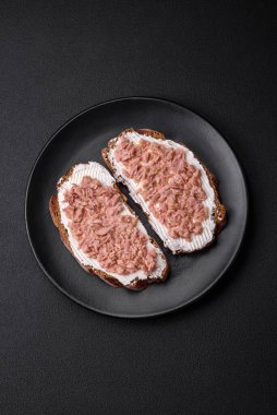 Izgara tost, konserve ton balığı ve krem peynirden oluşan lezzetli sandviçler.