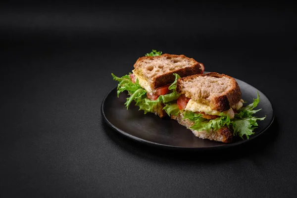 Вкусный Бутерброд Капрезе Жареными Тостами Моцареллой Салатом Помидорами Темно Бетонном — стоковое фото