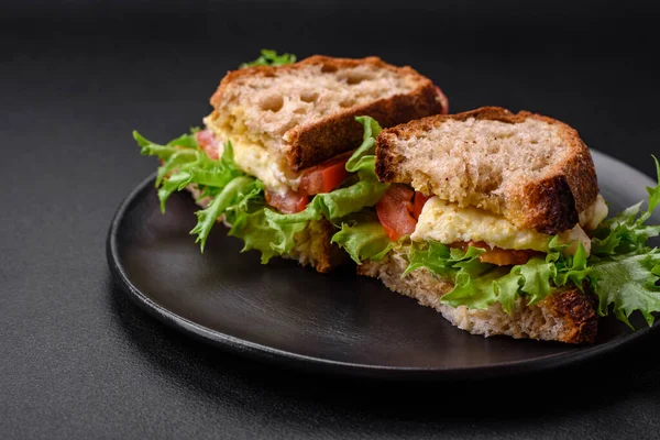 Délicieux Sandwich Caprese Avec Pain Grillé Mozzarella Laitue Tomates Sur — Photo