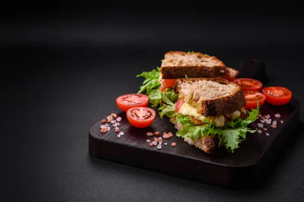美味的卷心菜三明治 烤吐司 莫扎拉 生菜和西红柿在黑暗的混凝土背景下 — 图库照片