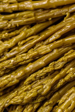 Siyah seramik tabakta koyu beton arka planda lezzetli konserve kuşkonmaz.