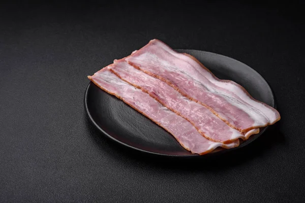 Läckra Färska Bacon Ränder Med Kryddor Och Salt Mörk Betong — Stockfoto