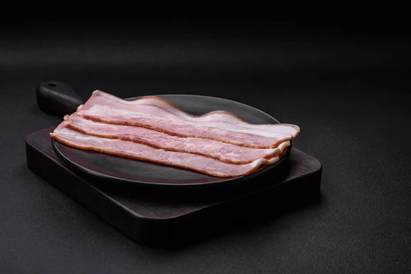 Läckra Färska Bacon Ränder Med Kryddor Och Salt Mörk Betong — Stockfoto