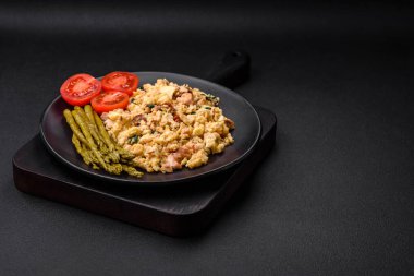 Somon balığı, kurutulmuş domates, ıspanak, baharat ve otlarla karıştırılmış lezzetli bir karışım.