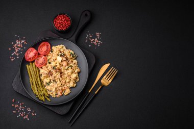 Somon balığı, kurutulmuş domates, ıspanak, baharat ve otlarla karıştırılmış lezzetli bir karışım.