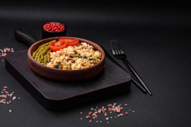 Somon balığı, kurutulmuş domates, ıspanak, baharat ve otlarla karıştırılmış lezzetli bir karışım.