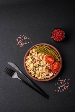 Somon balığı, kurutulmuş domates, ıspanak, baharat ve otlarla karıştırılmış lezzetli bir karışım.