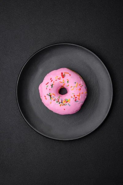 Köstlicher Donut Mit Sahnefüllung Und Nüssen Auf Dunklem Betongrund Süßes — Stockfoto
