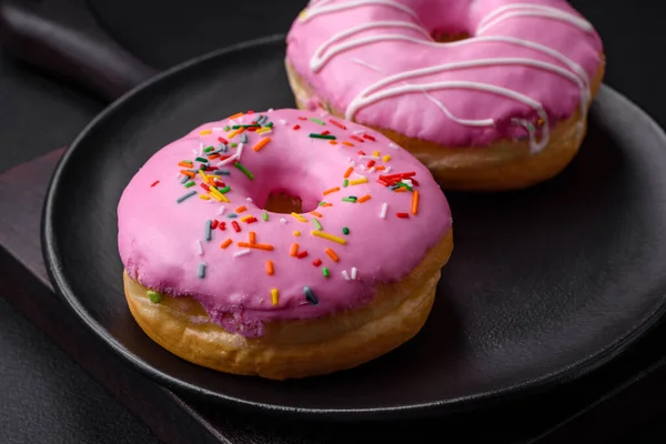 Köstlicher Donut Mit Sahnefüllung Und Nüssen Auf Dunklem Betongrund Süßes — Stockfoto