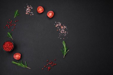 Çiğ tavuk filetosu, ahşap bir kesim tahtasının üzerinde baharat ve otlarla dilimlenmiş.