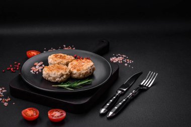 Siyah seramik tabakta baharat ve şifalı tavuk pirzolası.