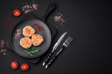 Siyah seramik tabakta baharat ve şifalı tavuk pirzolası.