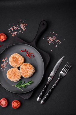 Siyah seramik tabakta baharat ve şifalı tavuk pirzolası.