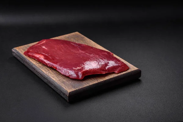 Vers Rauw Rundvlees Met Zout Specerijen Kruiden Een Donkere Betonnen — Stockfoto