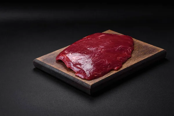Carne Crua Fresca Com Sal Especiarias Ervas Fundo Concreto Escuro — Fotografia de Stock