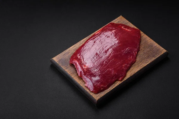 Vers Rauw Rundvlees Met Zout Specerijen Kruiden Een Donkere Betonnen — Stockfoto