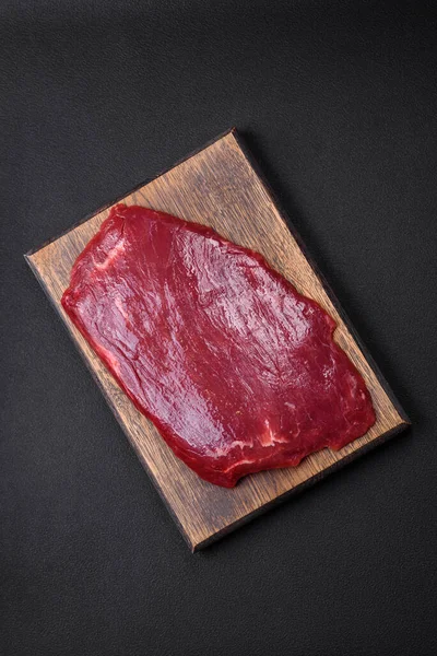 Färskt Rått Nötkött Med Salt Kryddor Och Örter Mörk Betongbakgrund — Stockfoto