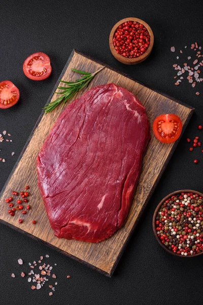 塩と新鮮な生牛肉 スパイスやハーブの暗い具体的な背景に — ストック写真