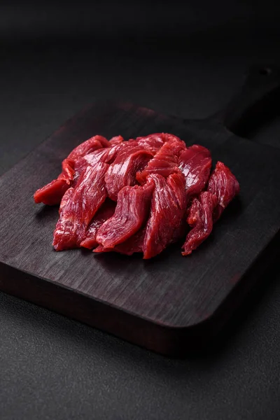 塩と新鮮な生牛肉 スパイスやハーブの暗い具体的な背景に — ストック写真