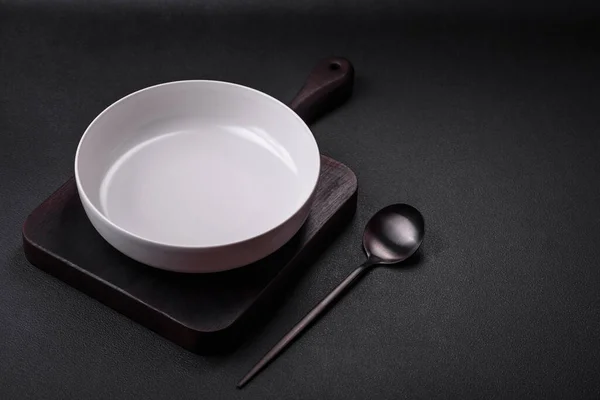 Mangkuk Sup Kosong Putih Dengan Latar Belakang Beton Gelap Persiapan — Stok Foto