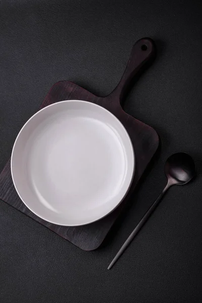 Fehér Üres Leveses Tál Sötét Beton Háttérrel Családi Vacsora Előkészítése — Stock Fotó