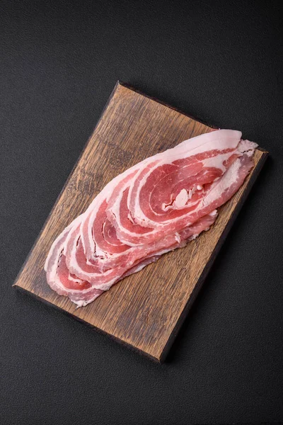 Färsk Bacon Skivad Med Kryddor Och Örter Mörk Betong Bakgrund — Stockfoto