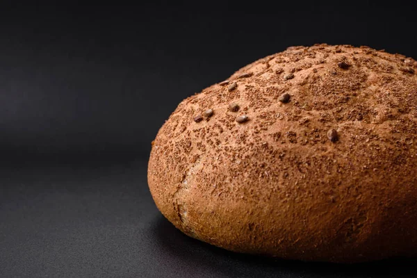 Frisches Knuspriges Braunes Brot Mit Sesam Und Gewürzen Auf Dunklem — Stockfoto