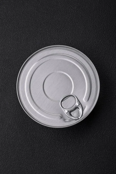 锡制金属罐 罐装食品圆形 深色混凝土底座上有一把钥匙 — 图库照片