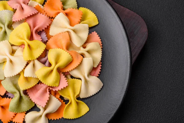 Rohe Farfalle Pasta Verschiedenen Farben Auf Dunklem Betongrund Vorbereitung Auf — Stockfoto